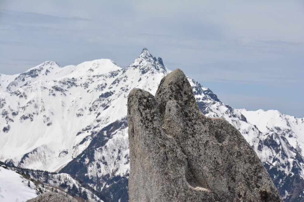 春（残雪期）の燕岳のイルカ岩と槍ヶ岳