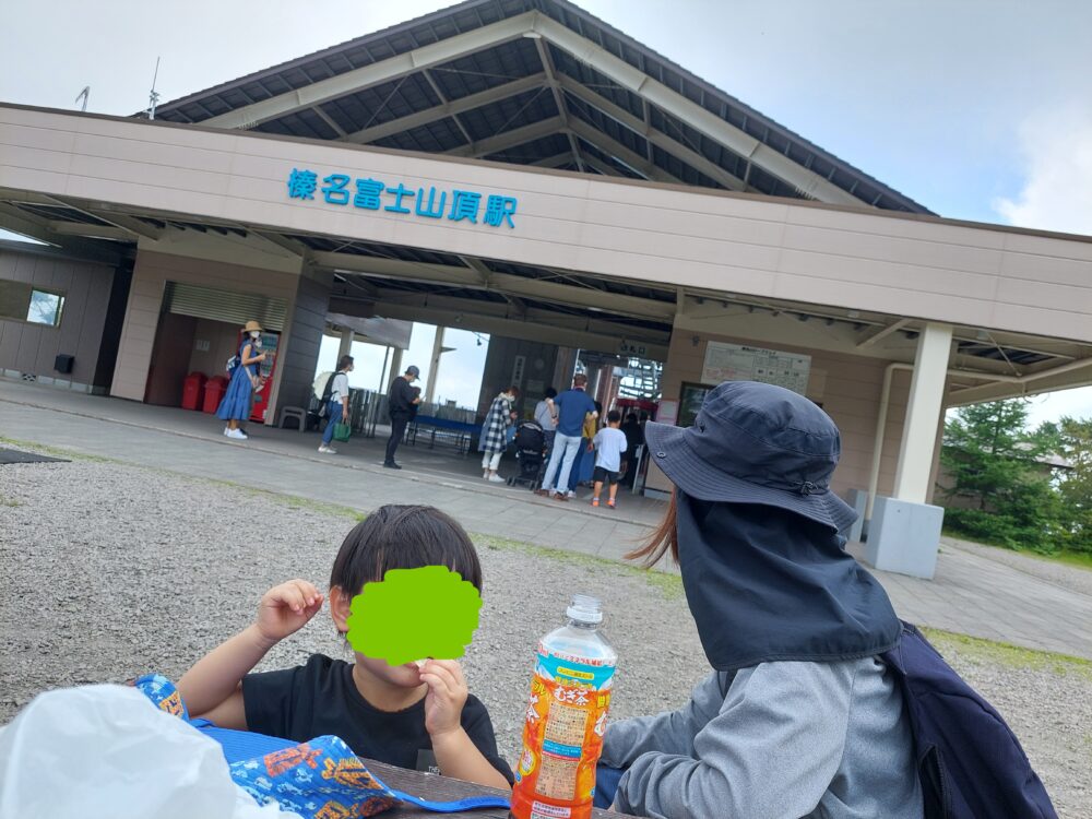 榛名山ロープウェイ榛名富士山頂駅前で昼食を食べる親子