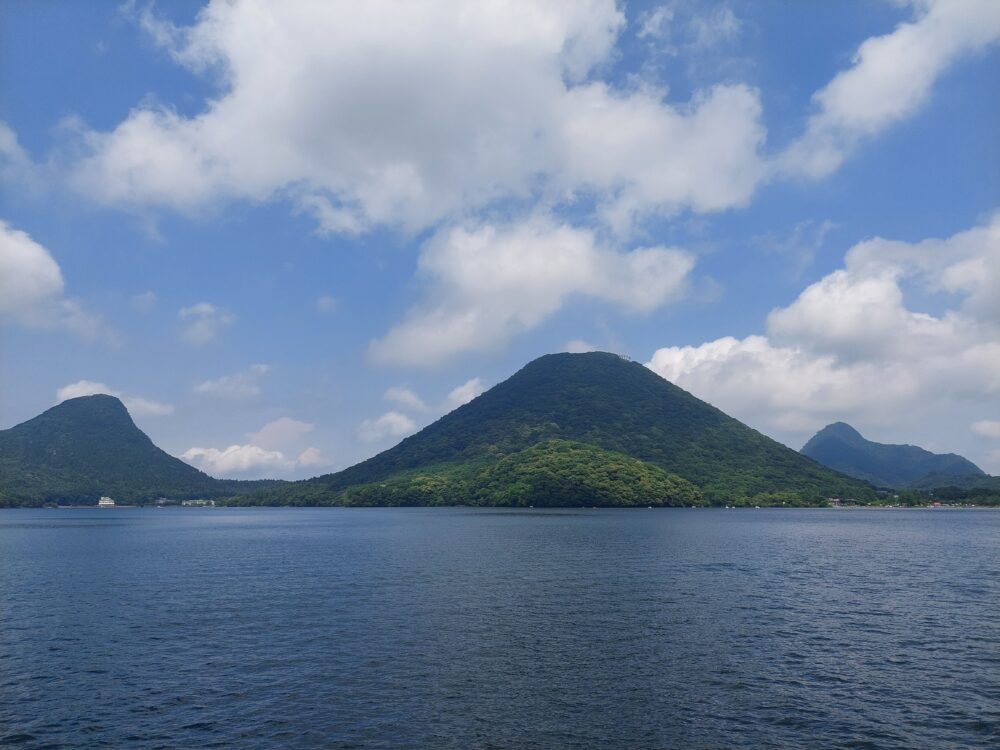 榛名湖と榛名富士や他の山