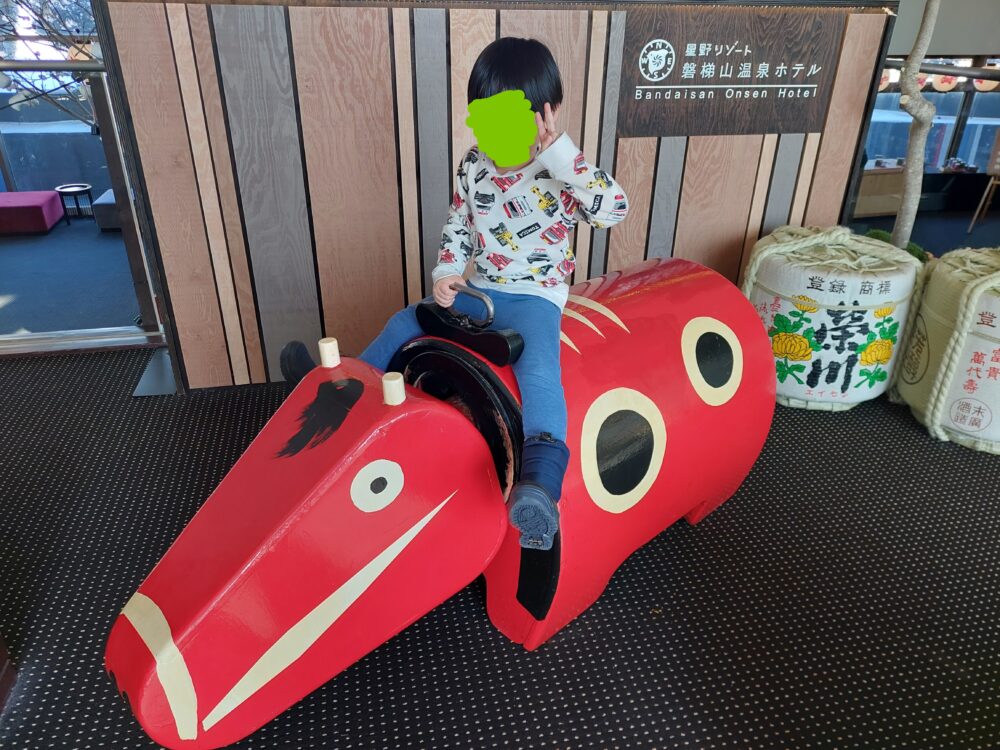 星野リゾート・磐梯山温泉ホテルの赤べこに乗る子供
