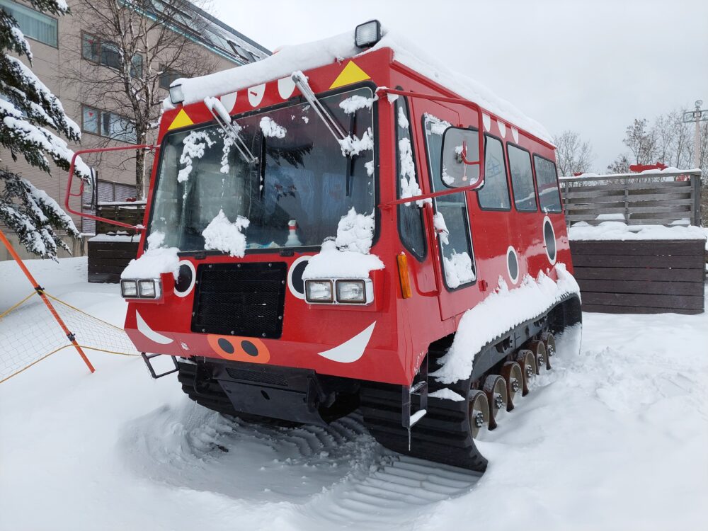 星野リゾート・磐梯山温泉ホテル前の赤べこ雪上車