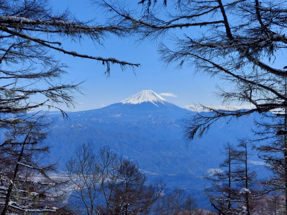 櫛形山山頂からみる富士山