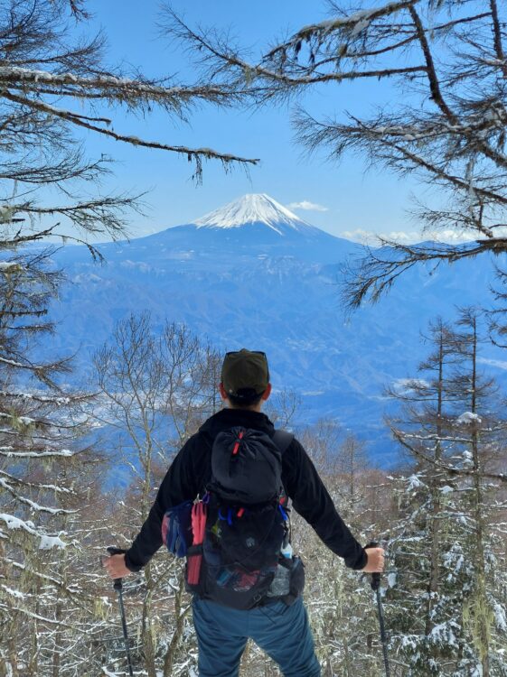 櫛形山山頂からみる富士山と登山者