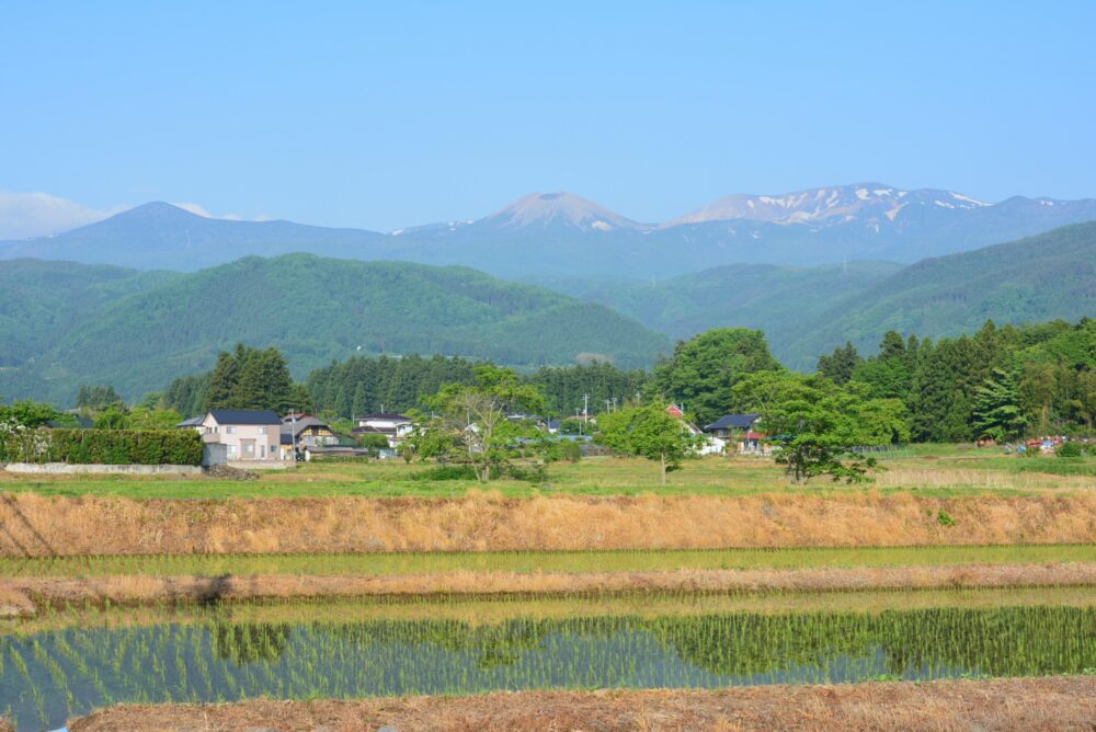 福島の田園風景と我妻連峰