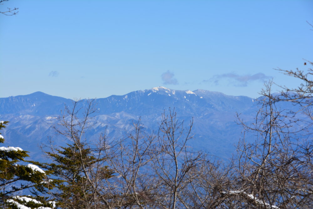 櫛形山中尾根登山道から見る金峰山