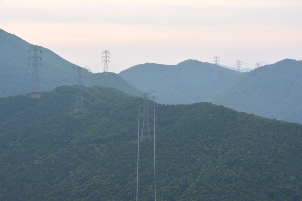平標山の登山道から見る鉄塔