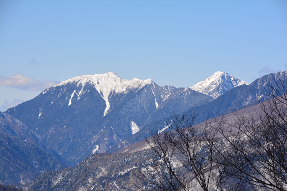 櫛形山の裸山から眺めるアサヨ峰と甲斐駒ヶ岳