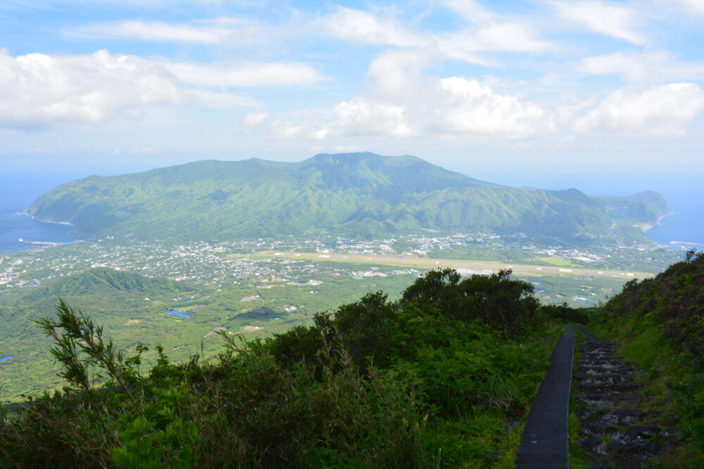 八丈富士の登山道から見る景色