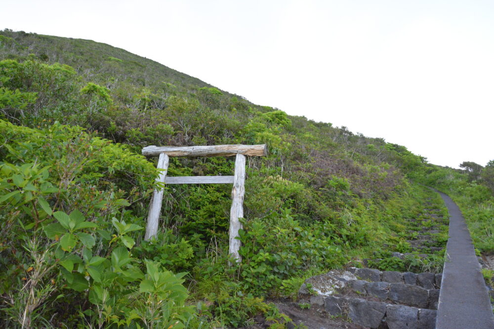 八丈富士の登山道にある鳥居