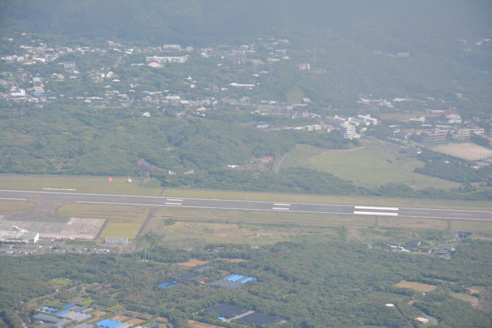 八丈富士山頂から見た八丈島空港