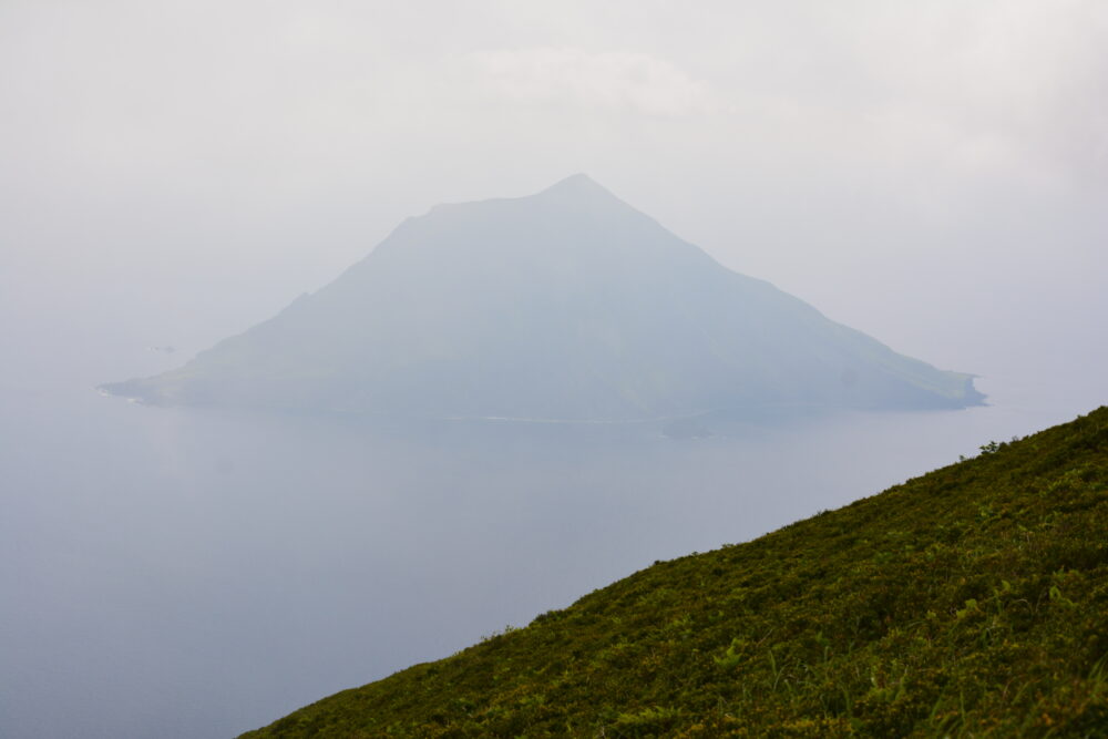 八丈富士山頂から見た八丈小島