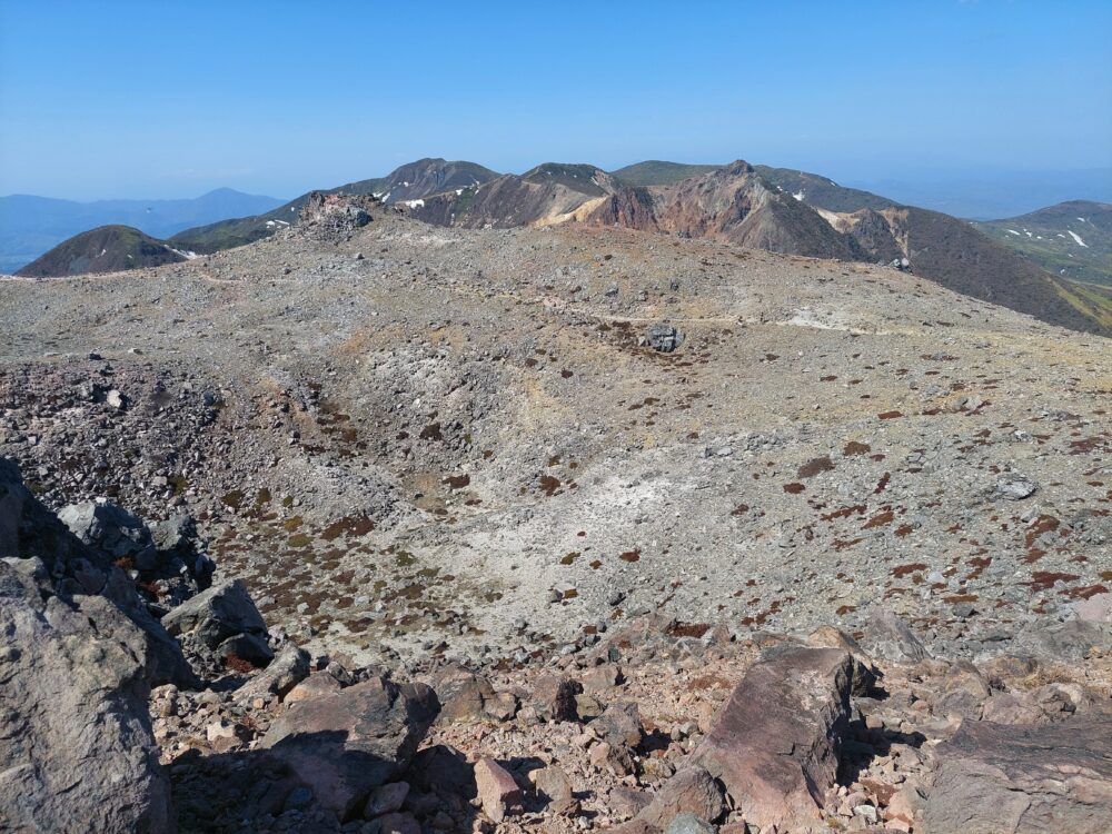 那須・茶臼岳の山頂の火口