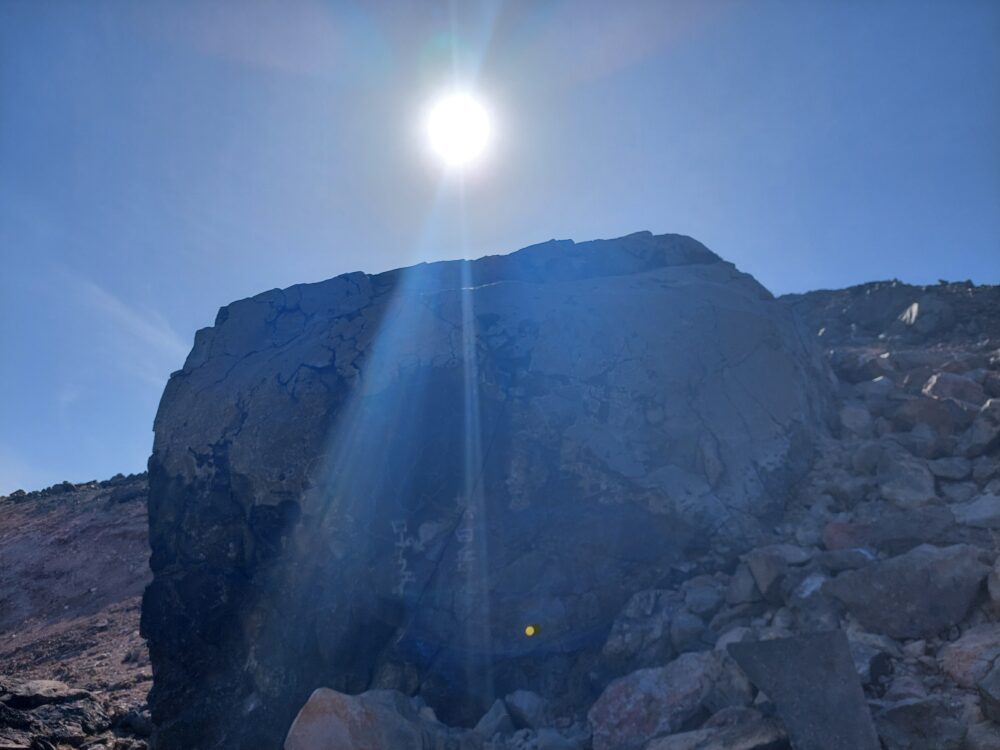 那須・茶臼岳の登山道の大岩