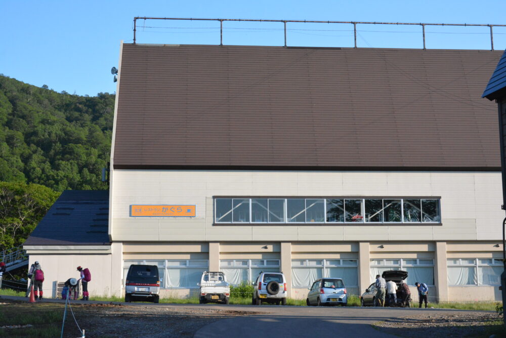 苗場山の和田小屋前の宿泊者専用駐車場