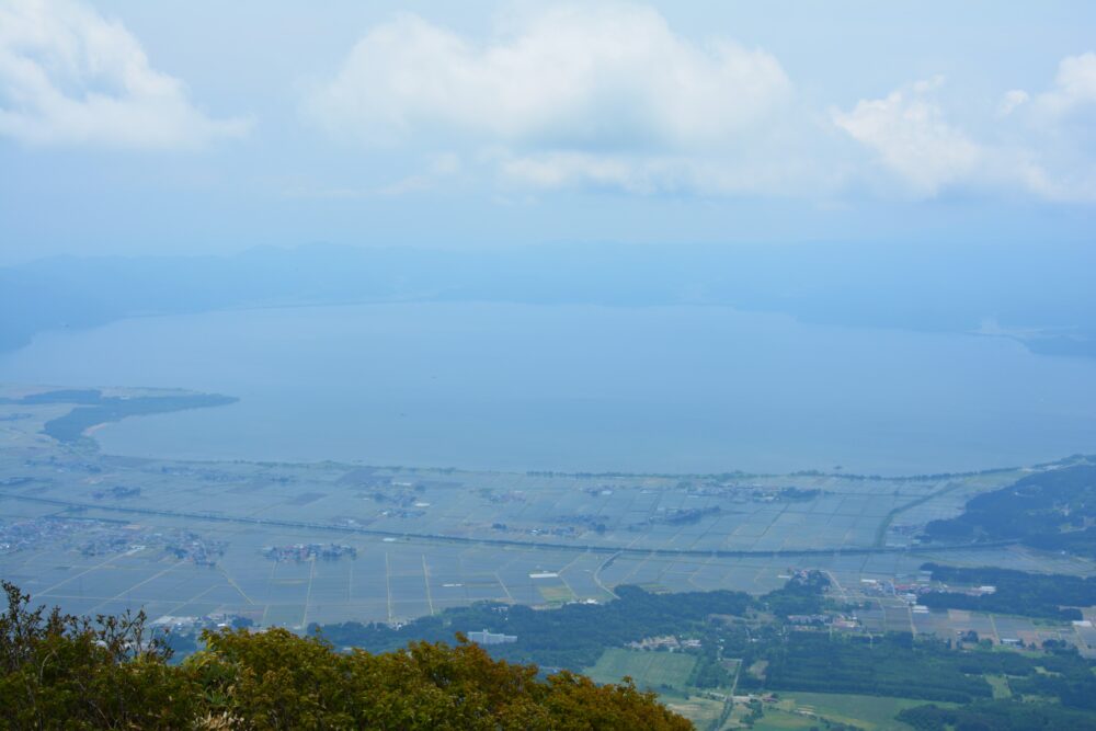 磐梯山山頂から眺める猪苗代湖