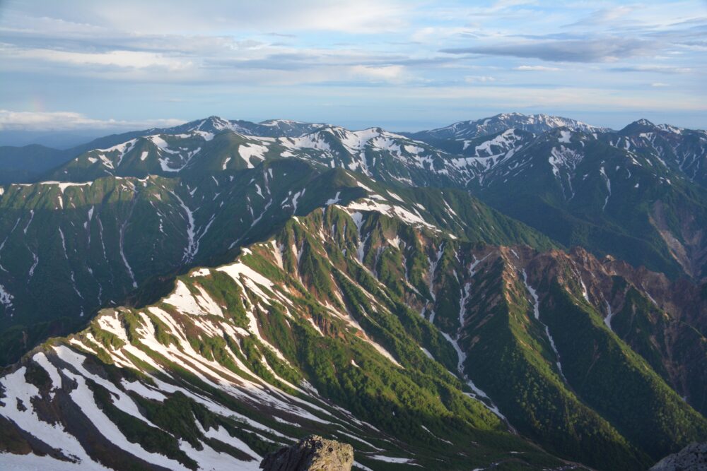 槍ヶ岳山頂から眺める西鎌尾根と北アルプス最深部の山々