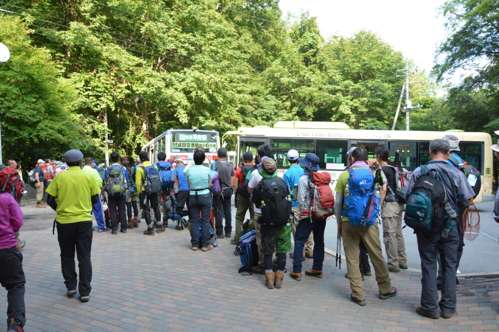 広河原でバスに乗る登山者たち