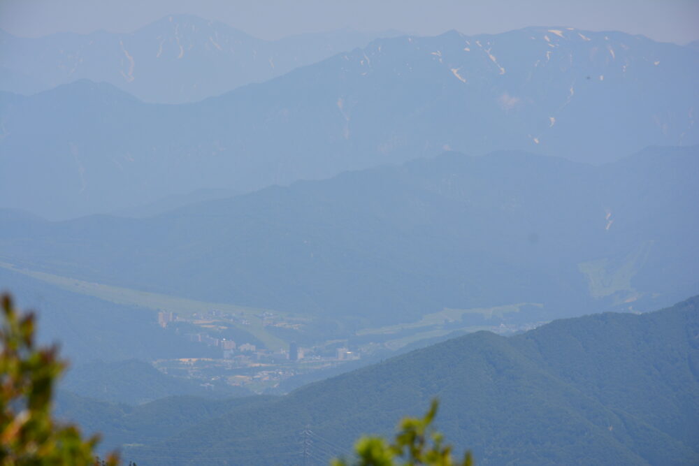 苗場山から見た湯沢の町と巻機山