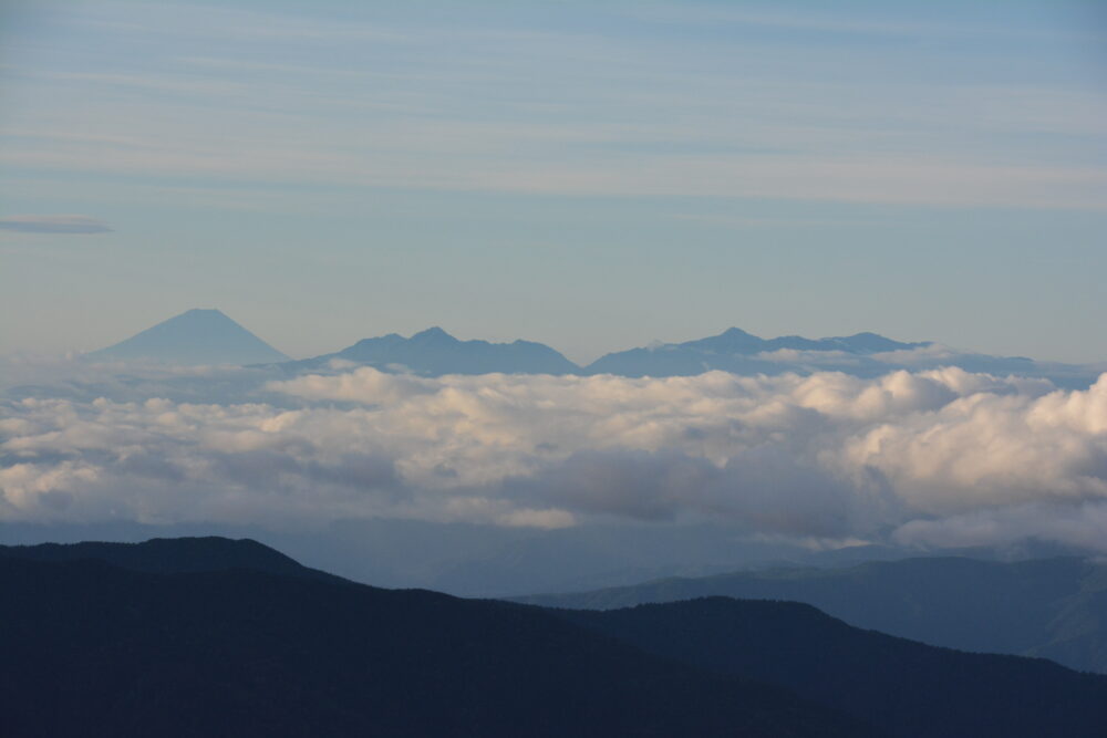 槍ヶ岳山頂から眺める富士山と南アルプス