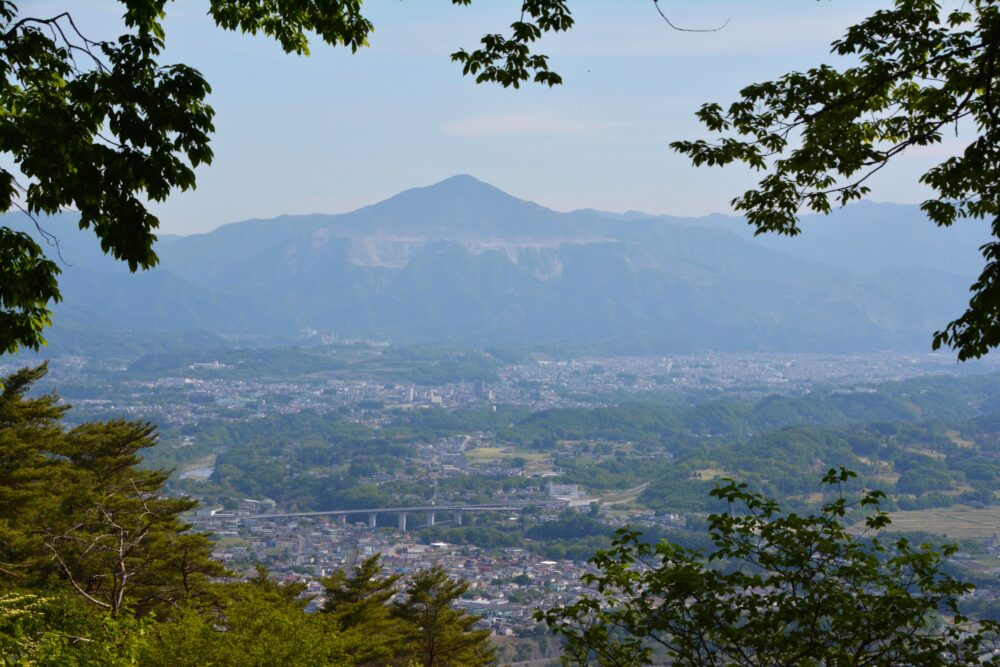 宝登山山頂から眺める秩父市街と武甲山