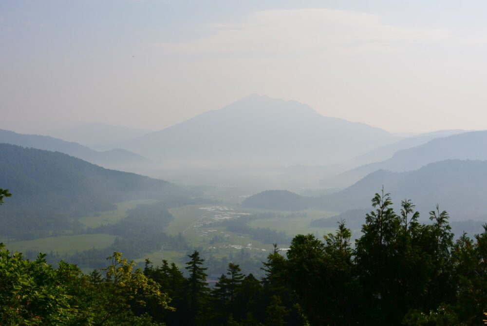 至仏山の登山道から眺める尾瀬ヶ原と燧ヶ岳