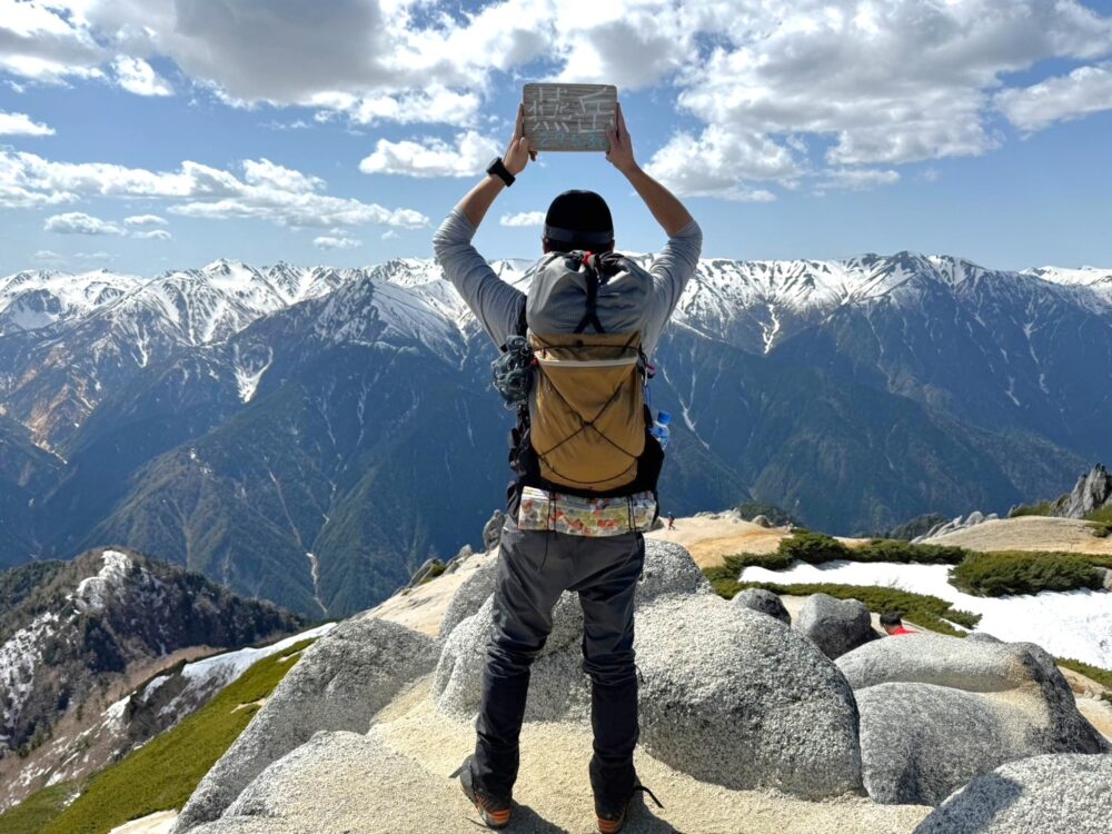 燕岳山頂で記念写真を撮る登山者
