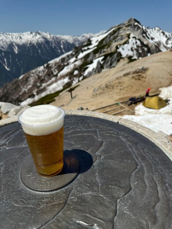 生ビールと燕岳山頂