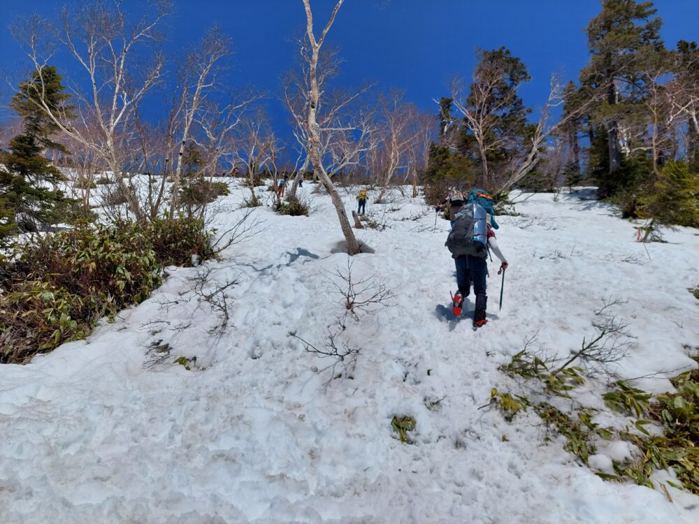 残雪期の燕岳・合戦尾根の登山道