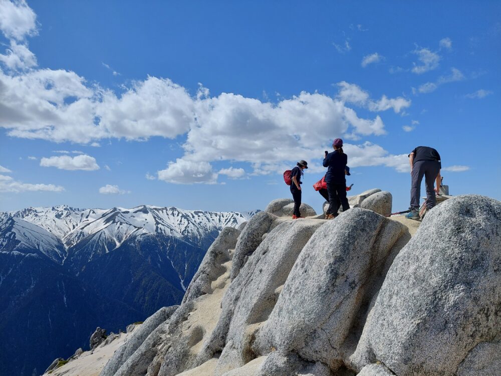 燕岳山頂で記念写真を撮る登山者