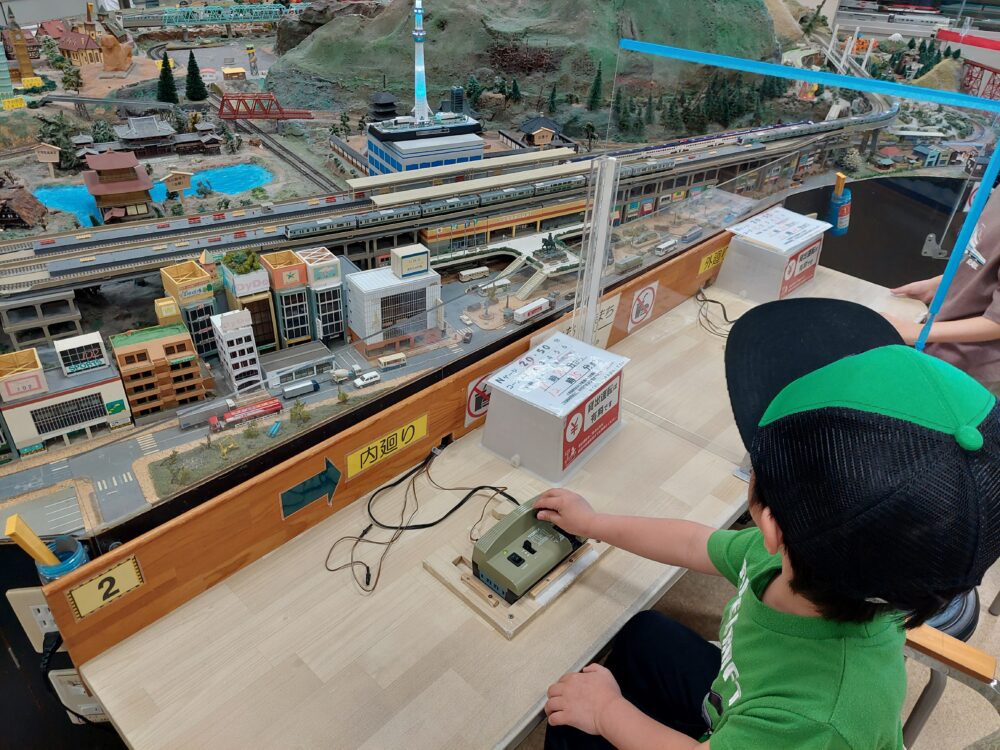 おもちゃ博物館・別館の鉄道模型の部屋で遊ぶ子供