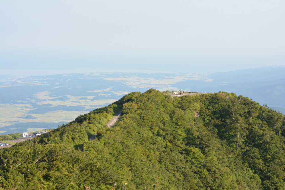 鳥海山の登山道から見る鉾立展望台