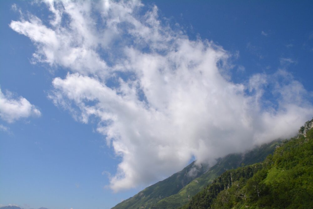 山に湧く雲