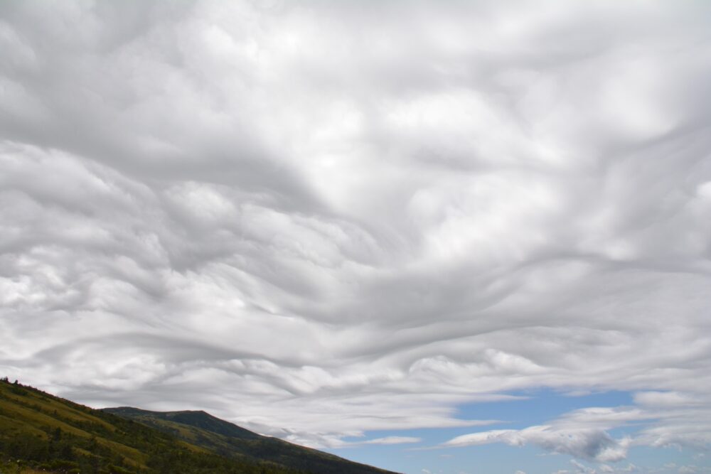 北アルプスで見たアスペリタス波状雲（荒底雲）