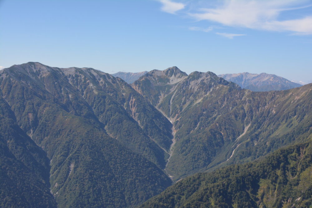 爺ヶ岳南峰から見る針ノ木岳と蓮華岳