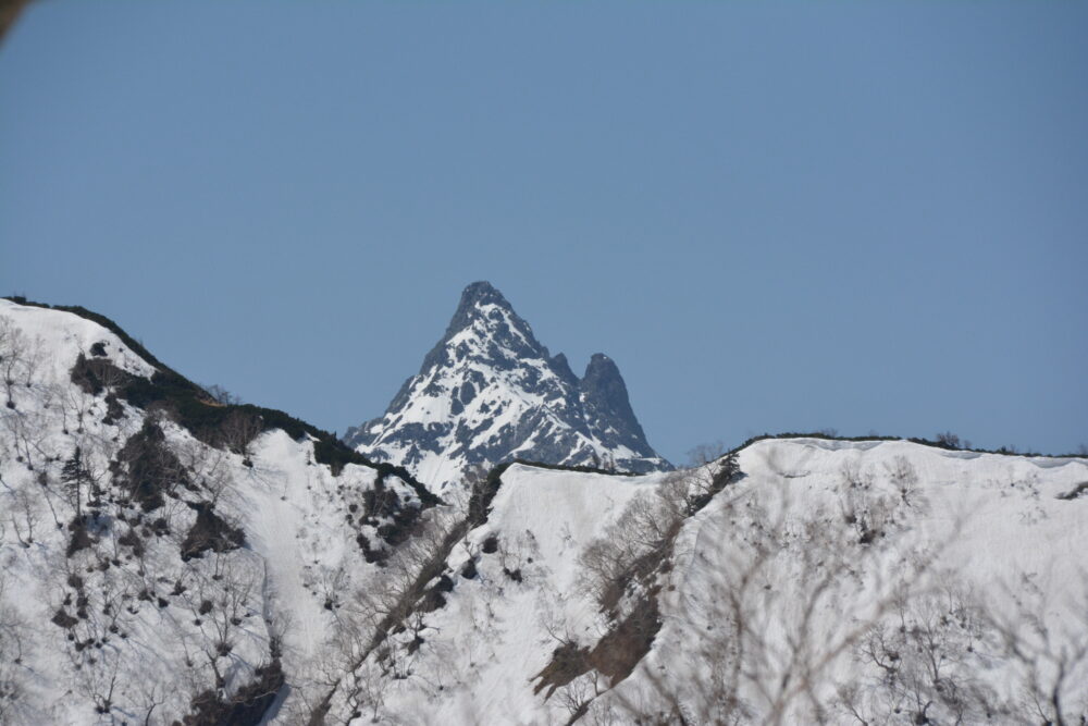 残雪期の燕岳・合戦尾根の登山道から見る槍ヶ岳
