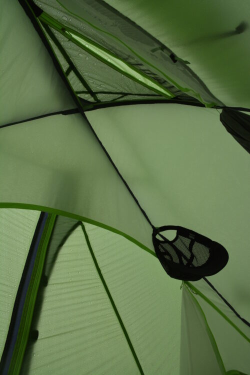 雨のテントの中