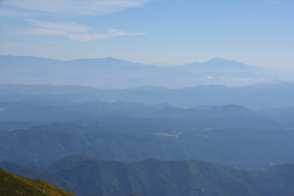 爺ヶ岳中峰から見る四阿山と浅間山