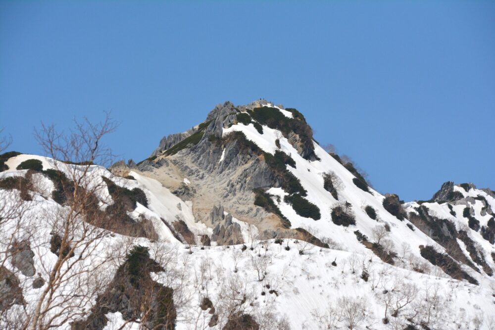 残雪期の燕岳山頂