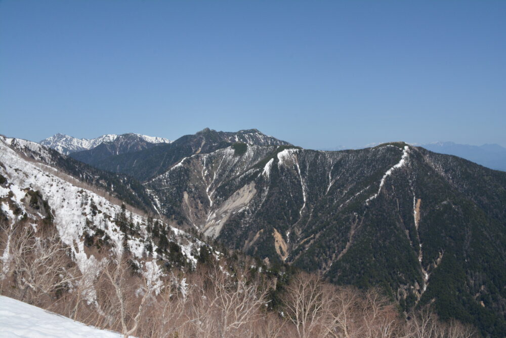 残雪期の燕岳・合戦尾根から見る東沢岳