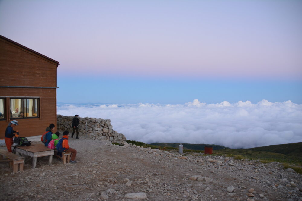 夜明けの薬師岳山荘から見た雲海