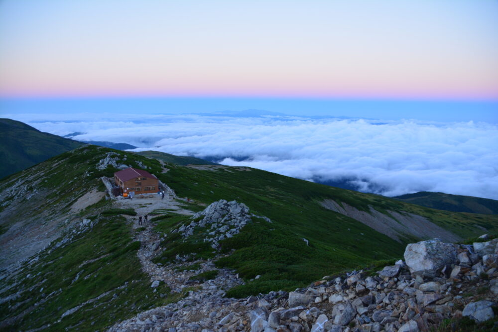 夜明けの薬師岳山荘と雲海