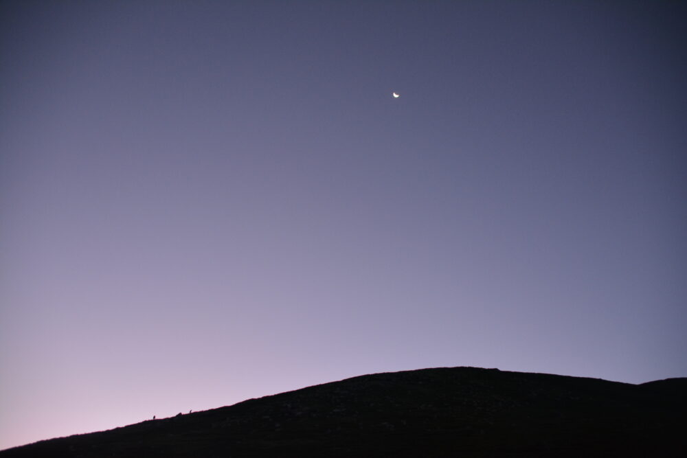 北アルプスの夜明けと月