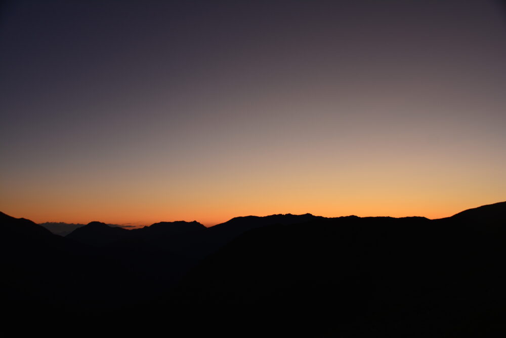 北アルプスの夜明けと稜線