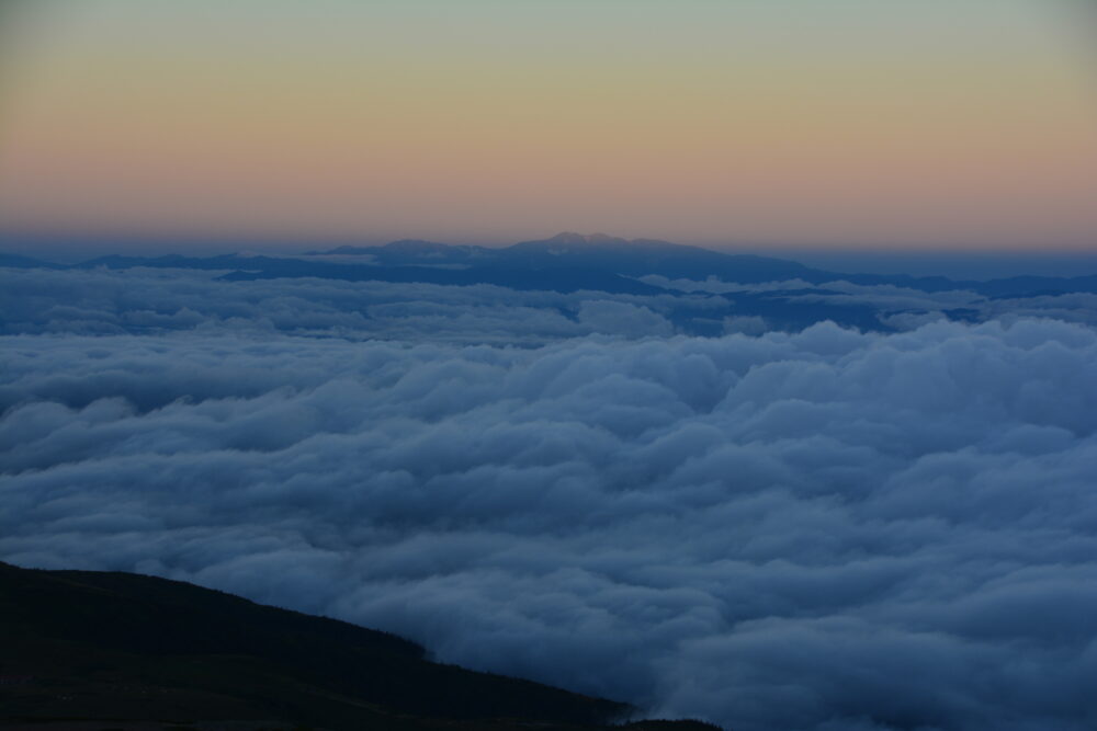夜明けの薬師岳から見た白山