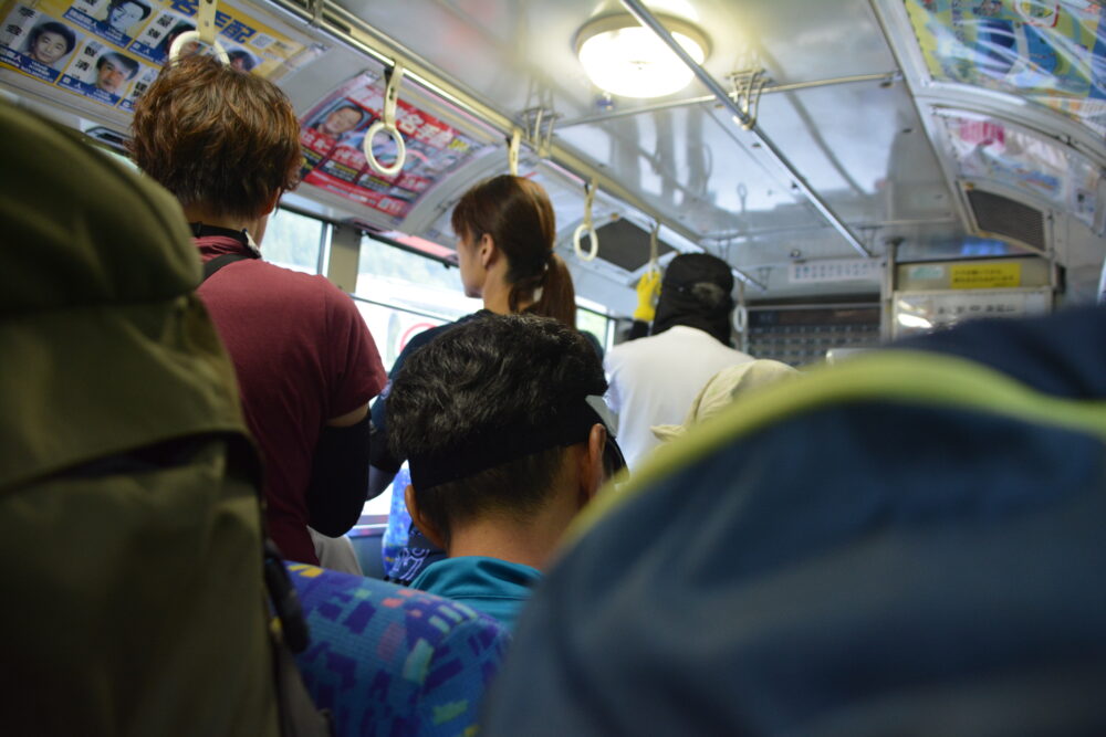 奈良田-広河原バスの車内