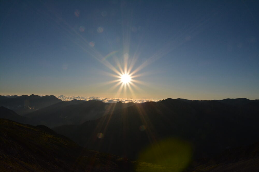 薬師岳山頂から見る太陽