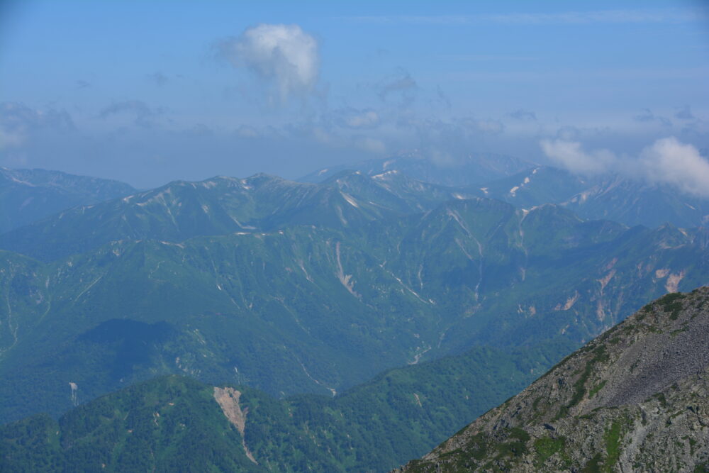 奥穂高岳の登山道から見る北アルプス最深部の山々