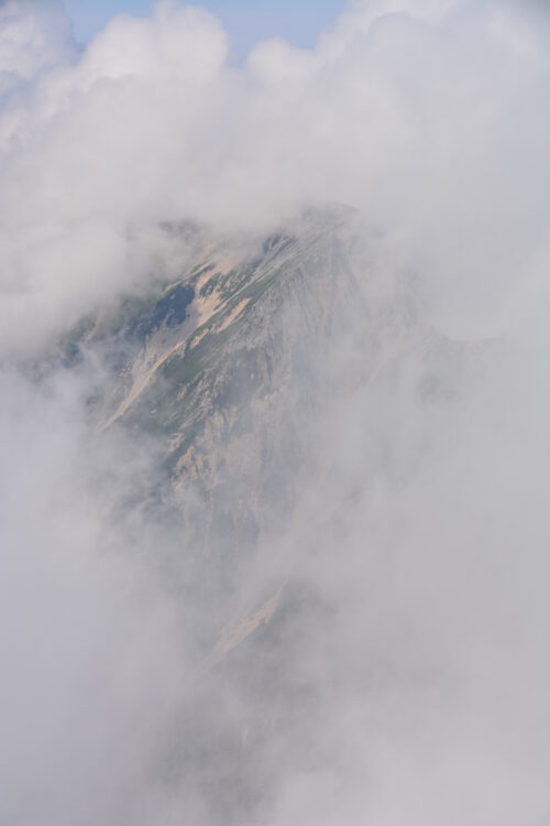 鹿島槍ヶ岳の山頂から見た五竜岳