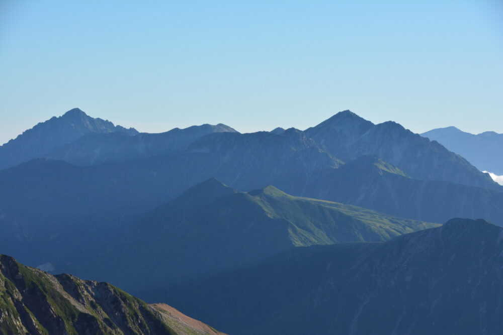 薬師岳山頂から見る北アルプス北部の山々