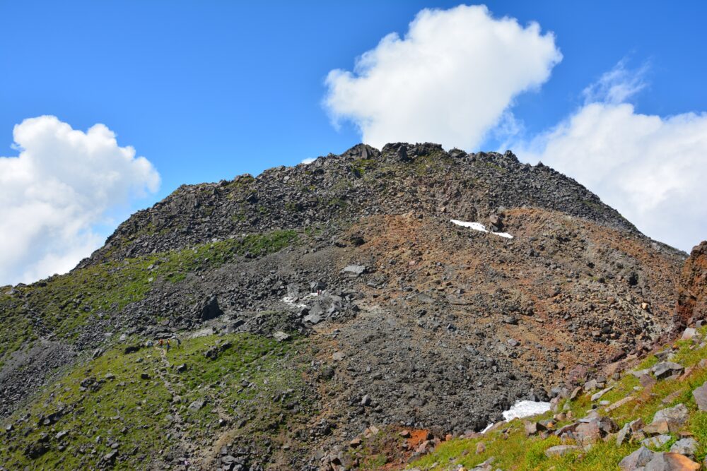 鳥海山の外輪山から眺める山頂（新山）と夏雲